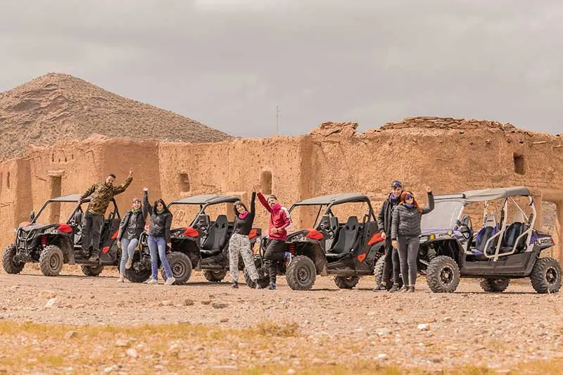 Un grupo de buggies parado, con el guía explicando