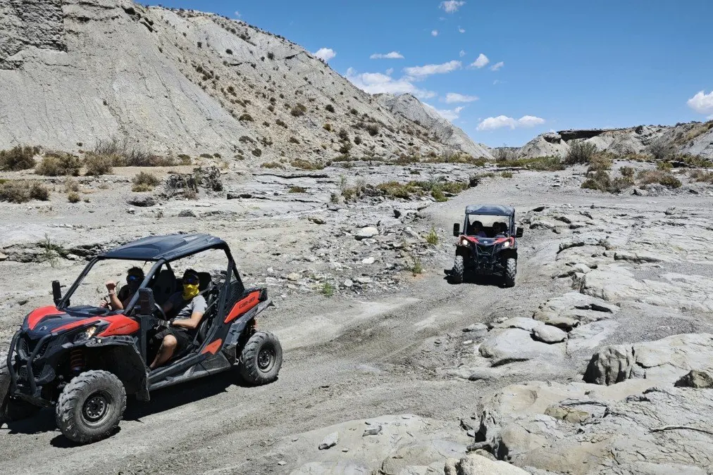 Dos buggies por una pista del desierto de Almería, detrás del guía