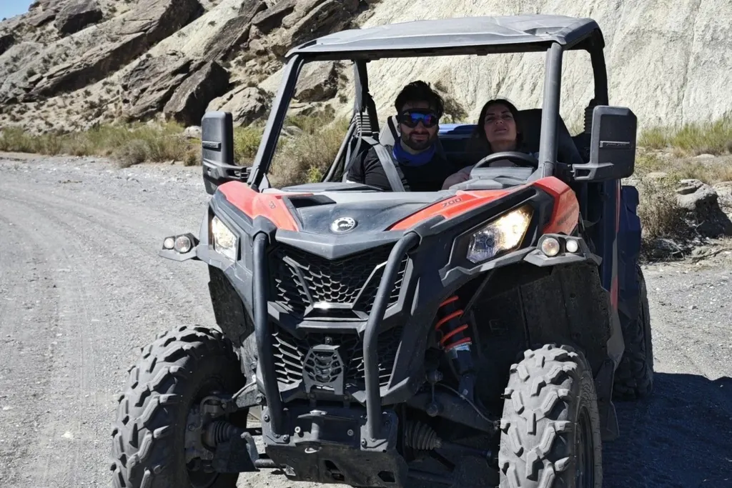 Un buggy por el cauce seco de una rambla del desierto de Tabernas