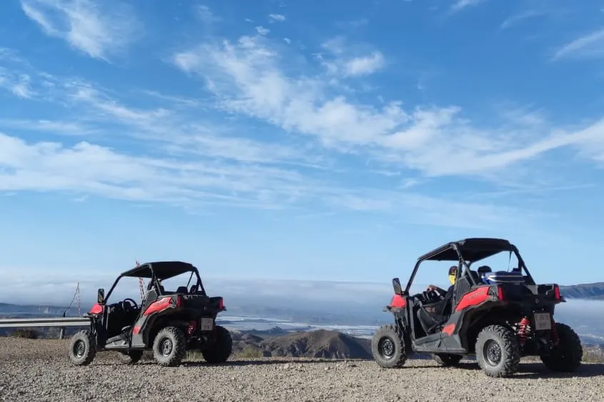 Buggies subiendo por una pista de Sierra Alhamilla